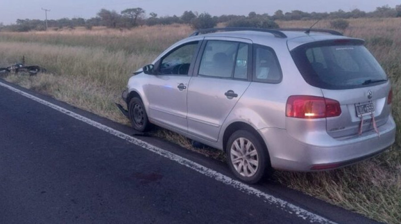 El Volkswagen Suran chocó a la moto en la que viajaban tres personas en la ruta 89 en Chaco.