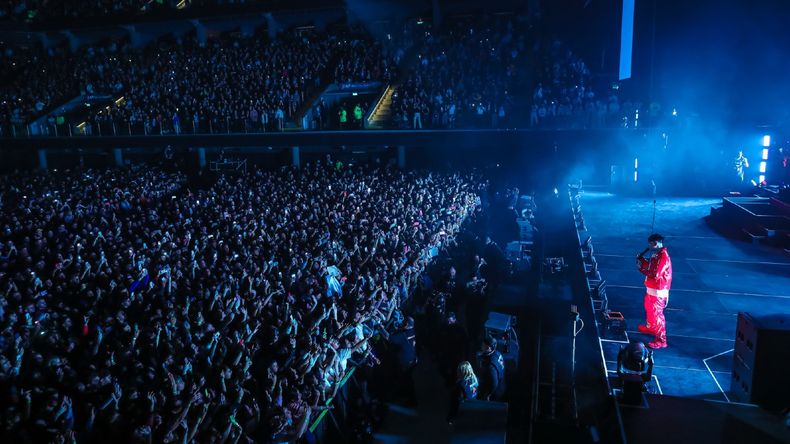 Tiago PZK inició su gira mundial a estadio lleno y con invitados de lujo