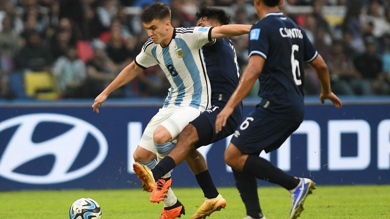 Perrone, autor del tercer gol de Argentina.