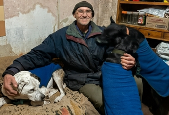 El hombre volvió a sonreír luego de saber que tiene un nuevo hogar para vivir con sus mascotas. El hombre volvió a sonreír luego de saber que tiene un nuevo hogar para vivir con sus mascotas.
