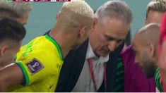 el divertido baile del tecnico de brasil en la goleada contra corea del sur el divertido baile del tecnico de brasil en la goleada contra corea del sur