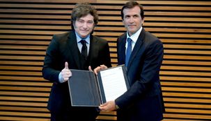 Javier Milei y Adolfo Cambiaso durante el acto de designación como embajador extraordinario.