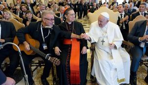 León Gieco fue uno de los artistas argentinos que cantó frente al Papa Francisco en 2023 en el Vaticano.