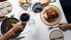 Salir a cenar es una de las opciones preferidas para celebrar San Valentín. Salir a cenar es una de las opciones preferidas para celebrar San Valentín.