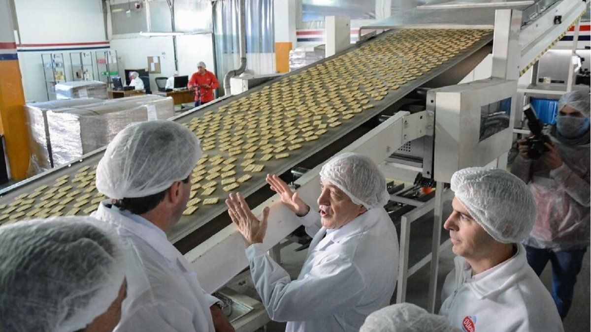 Una histórica marca de galletitas anunció que cierra su fábrica: qué pasará con los productos