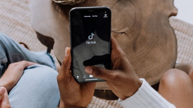 TikTok negó las acusaciones y rechazó estar rastreando la actividad de los usuarios.