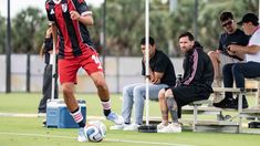 Messi observa la Sub 16 de River que se metió en semifinales. Messi observa la Sub 16 de River que se metió en semifinales.