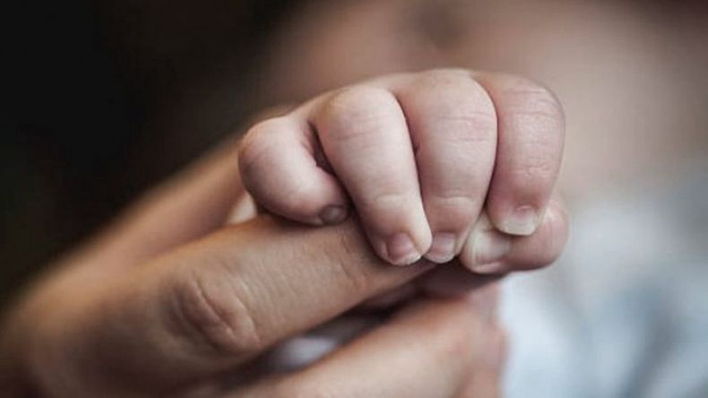 La madre manifestó que la hermanita de la beba se cayó encima.