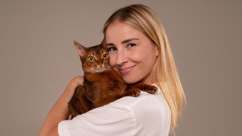 Consejos para tener una relación más cercana con tu gato según los especialistas.