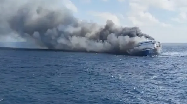 Casi 300 personas viajaban en el ferry que se incendió en Indonesia.