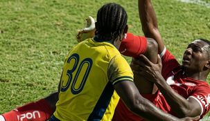 Impactante video: un futbolista brasileño sufrió una grave fractura y generó conmoción