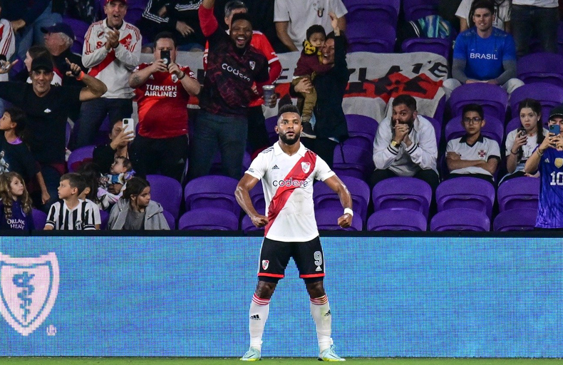 Miguel Borja celebra el 2-0 para River.
