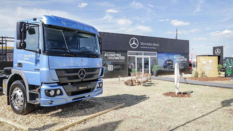 Mercedes-Benz Camiones y buses exhibe sus camiones de producción nacional.