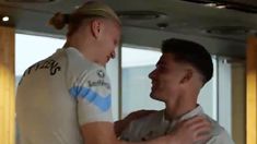 El saludo entre Julián Álvarez y Erling Haaland. El saludo entre Julián Álvarez y Erling Haaland.