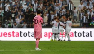 Messi mira el festejo de los jugadores de Alianza Lima