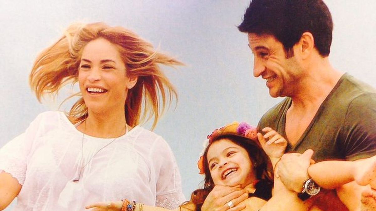 El álbum de fotos de Claudia Fernández, embarazada de ocho meses, con su  familia