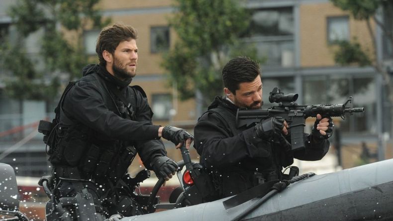 Con un ritmo ágil y escenas de combate bien logradas, la película se apoya en la acción constante y el suspenso para mantener la tensión. 