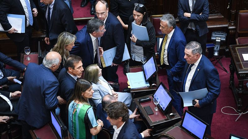Los dirigentes de Juntos por el Cambio se retiraron del recinto.