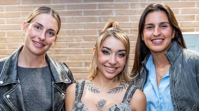 María Becerra fue recibida por Alexia Putellas y Francisca Nazareth.