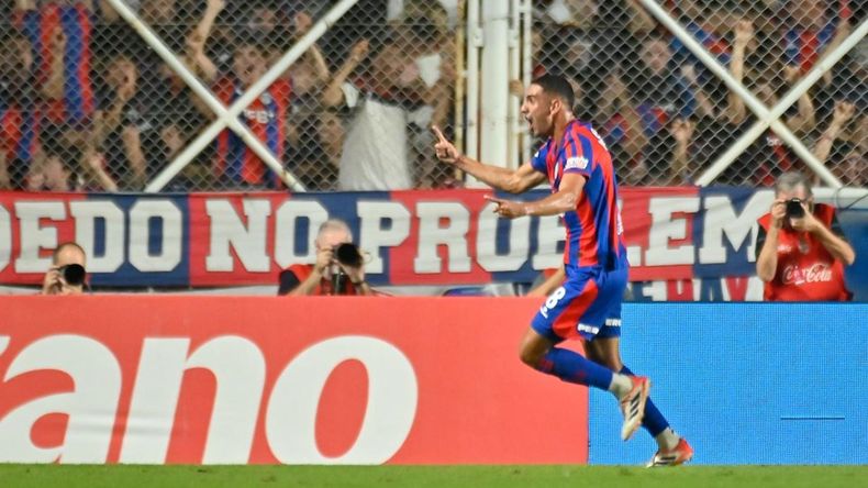 Manuel Insaurralde desató la locura de los hinchas al inicio del partido.