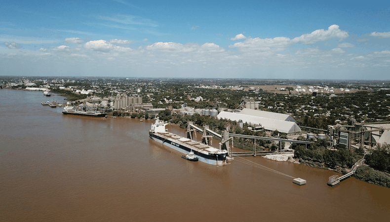 La Hidrovía Paraná-Paraguay es el principal corredor logístico nacional.
