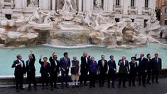 Los presidentes al momento de lanzar la moneda en la Fontana di Trevi. Los presidentes al momento de lanzar la moneda en la Fontana di Trevi.