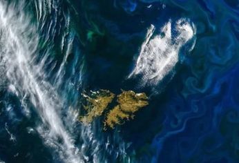 Vista satelital de as islas Malvinas, dentro de la plataforma marítima argentina. Vista satelital de as islas Malvinas, dentro de la plataforma marítima argentina.