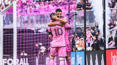 Luis Suárez junto a Lionel Messi. Luis Suárez junto a Lionel Messi.