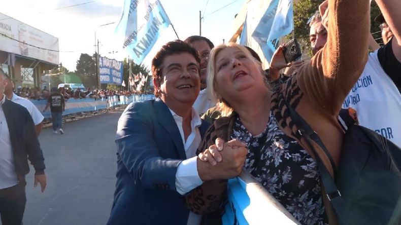 Espinoza junto a los vecinos en la apertura de sesiones ordinarias de La Matanza. 