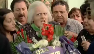 Gasalla interpreta a una anciana que vive en la casa de uno de sus cuatro hijos. Gasalla interpreta a una anciana que vive en la casa de uno de sus cuatro hijos.