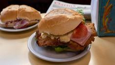 Además del sándwich de jamón crudo y queso, se recomienda pedir el de milanesa completo. Además del sándwich de jamón crudo y queso, se recomienda pedir el de milanesa completo.