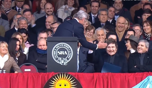 Nicolás Pino provocó las risas de Milei y Caputo. Nicolás Pino provocó las risas de Milei y Caputo.