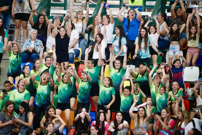 Cientos de escuelas dijeron presente en Parque Roca para ver a Simone Biles