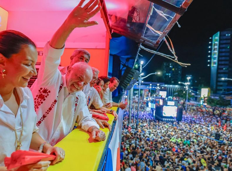 Lula da Silva bailó y cantó en los carnavales de Bahía y recibió un amplio apoyo popular