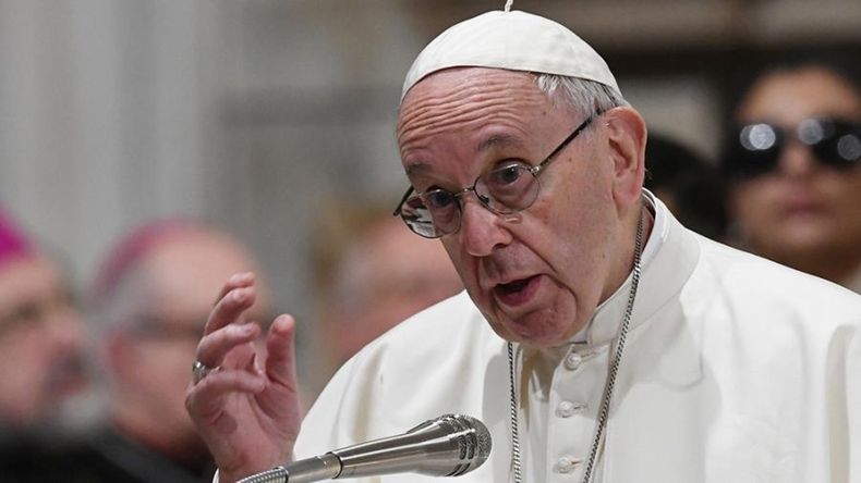 La Polémica Escultura Del Papa Francisco Tirando Un Bebé Al Suelo