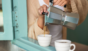 Preparar café en una cafetera italiana requiere atención a los detalles para evitar errores comunes.
