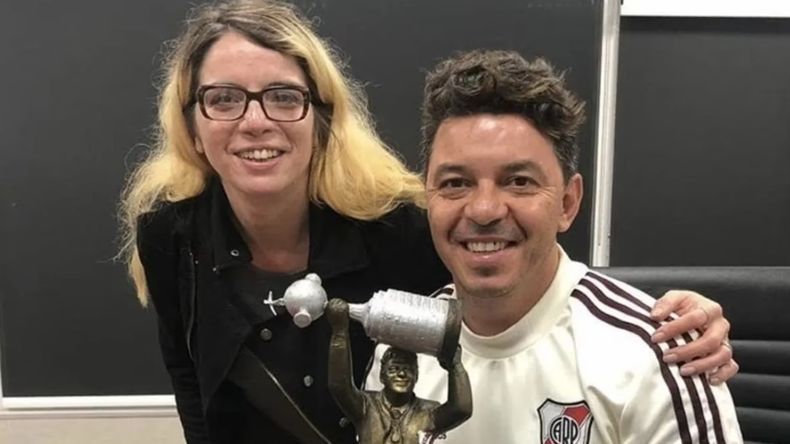 El curioso detalle de la estatua de Gallardo que se volvió viral y que la escultora debió aclarar