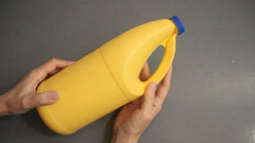 En pocos pasos podes reciclar potes de lavandina y transformarlos en regadera. Una idea super práctica. En pocos pasos podes reciclar potes de lavandina y transformarlos en regadera. Una idea super práctica.