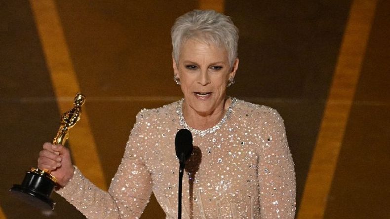Jamie Lee Curtis también se conmovió al recibir su estatuilla.