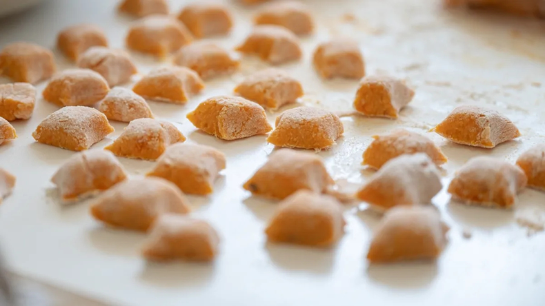 Recetas como esta demuestran que es posible disfrutar de la cocina casera adaptada, sin renunciar al placer de compartir un plato típico.