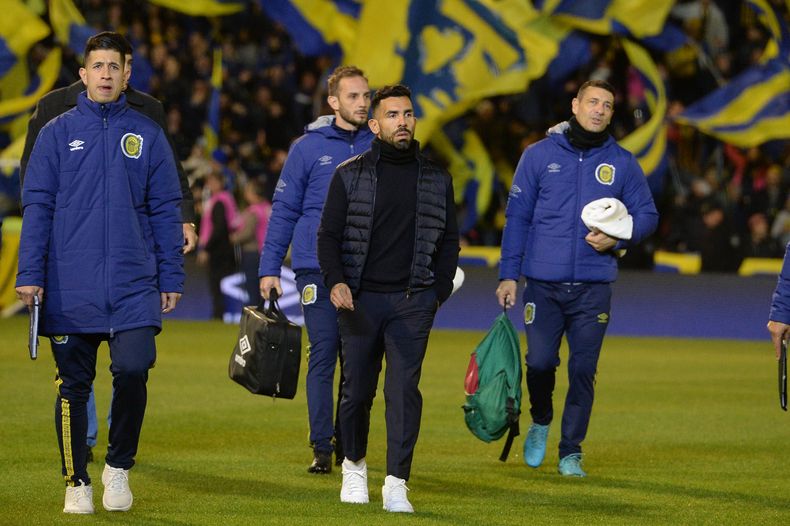 Carlos Tevez junto a su cuerpo técnico en Rosario Central.