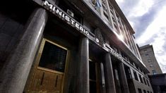 el sector publico nacional registro un deficit del 1% pero cumplio la meta del fmi el sector publico nacional registro un deficit del 1% pero cumplio la meta del fmi