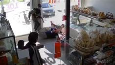 Un ladrón robó una panadería en Mar del Plata. Un ladrón robó una panadería en Mar del Plata.