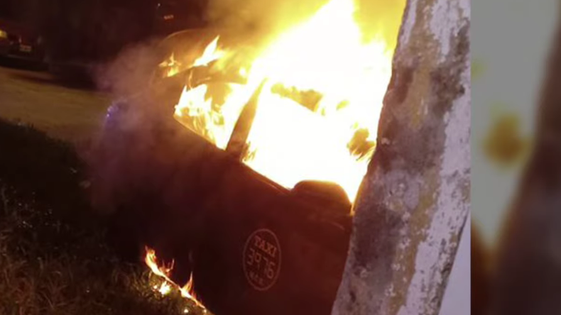 Prendieron fuego otro taxi en Rosario.