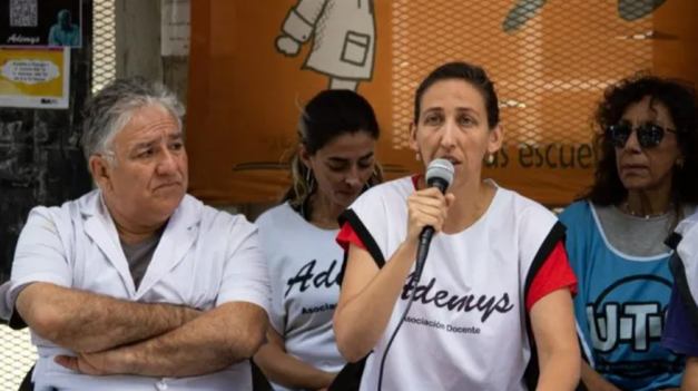 Mariana Scayola, secretaria general de Ademys, fue quien hizo el anuncio del paro.