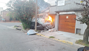 El auto quedó reducido a chatarra.
