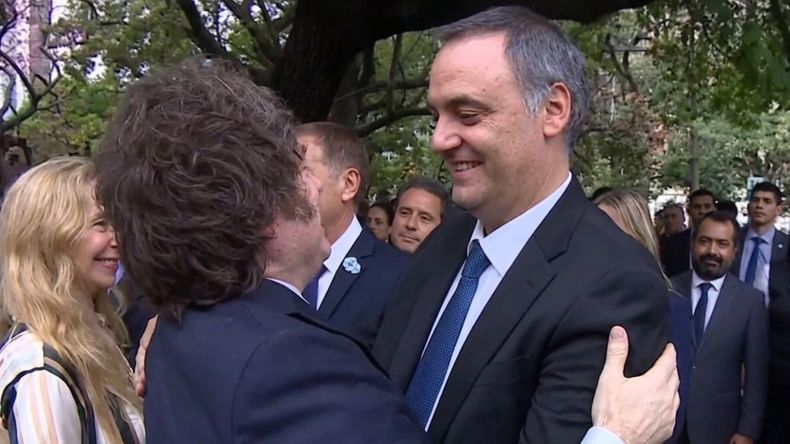 El saludo entre Javier Milei y Manuel Adorni durante el acto oficial por el 2 de abril.  