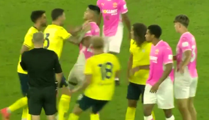 Alcaraz, con camiseta rosa, se pelea con los jugadores de Lazio.