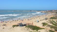 Es el punto de encuentro preferido por los surfistas gracias a su oleaje constante. Es el punto de encuentro preferido por los surfistas gracias a su oleaje constante.