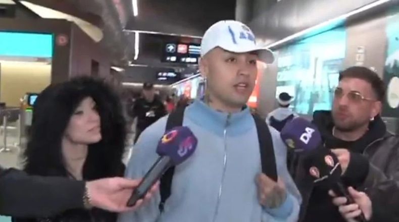 El cantante y la artista fueron tomados por las cámaras en Ezeiza.